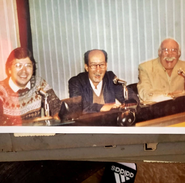 Esta é histórica, do trio Antonio Freitas, Alexandre Capota e Wilson Fittipaldi, o Barão, dividindo a mesa no estúdio da Jovem Pan. Foto: arquivo familiar