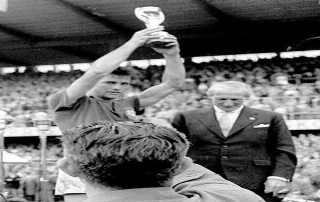 Ele foi o pioneiro no gesto de levantar a taça acima da cabeça. Foto: Reprodução