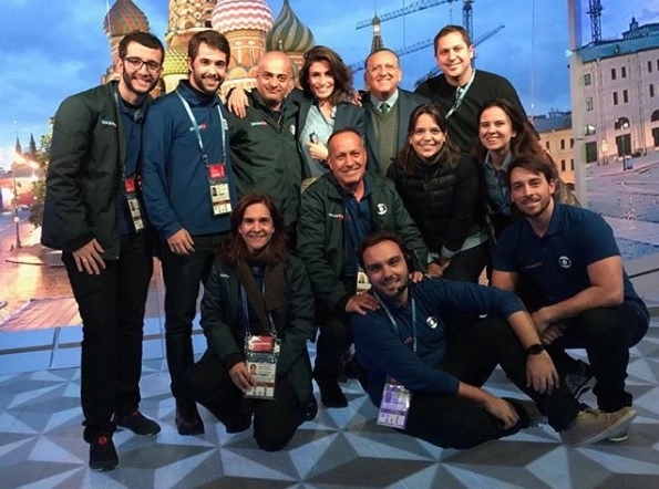 Em 11 de junho de 2018, Galvão Bueno, Renata Vasconcellos e equipe da Globo posam para foto, após apresentarem o bloco de esporte do Jornal Nacional, direto da Rússia. (Foto: Reprodução - Instagram @galvaobueno)