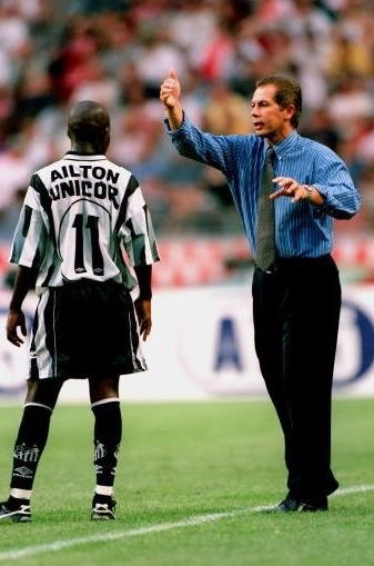 Leão dando instruções ao Ailton, jogador do Santos