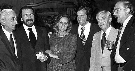 Da esquerda para a direita: Vicente Leporace (o Trabuco), Dr. Carlos Alberto Pastore (o Dr. Pilico), filho de Dona Olga e adotivo de Sangirardi, Emerson Fittipaldi, Sangirardi e Wilson Fittipaldi, o Barão