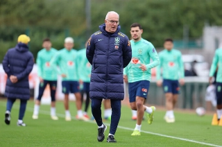 T&eacute;cnico brasileiro orientando seus comandados durante treino no CT do Arsenal. Foto: Rafael Ribeiro / CBF