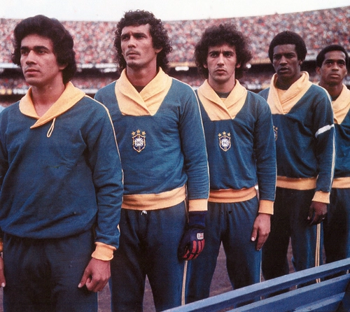Antes de Brasil e Romênia no Morumbi, em 1974, jogadores do Brasil acompanham a execução do Hino Nacional. Vemos Clodoaldo, Wendell, Nelinho, Marco Antônio e o saudoso Enéas