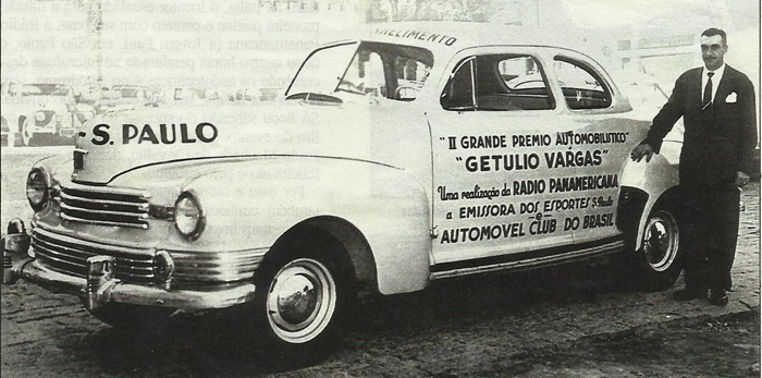 O Barão posa ao lado de um carro anunciando o II Grande Prêmio Automobilístico Getúlio Vargas, em 1951, evento organizado pela Rádio Panamericana, depois Jovem Pan. Foto: Tuta Carvalho/Revista Veja São Paulo