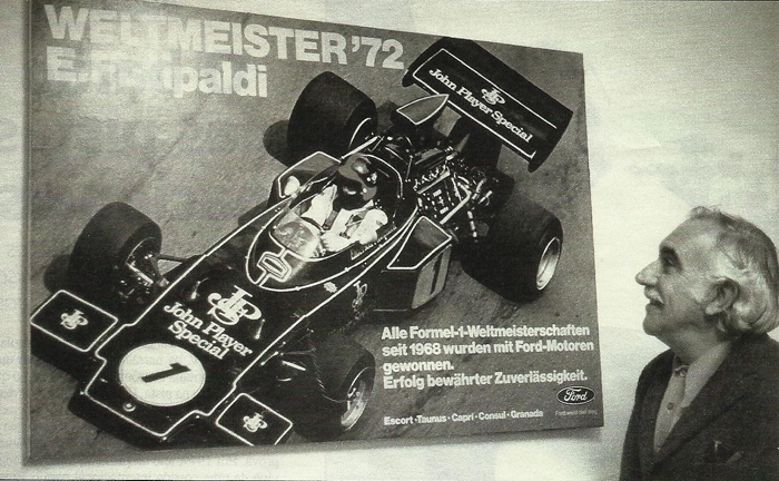 Wilson Fittipaldi admira poster de Emerson Fittipaldi feito pela Ford, com o filho a bordo da Lotus 72D, à época equipada com motor Ford-Cosworth de oito cilindros em 