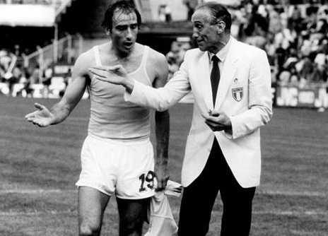 Graziani sai de campo ao lado do treinador Enzo Bearzot, depois de uma partida da Copa do Mundo de 1982, na Espanha. Foto: Fifa