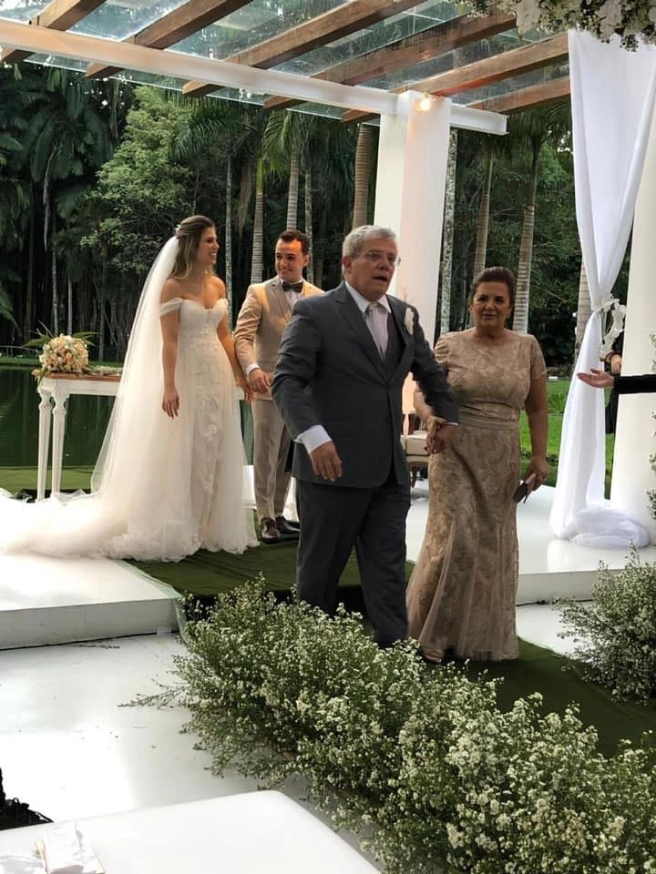 Em 6 de dezembro de 2019, de braços dados com a esposa Marlene no dia do casamento da filha Maria Eugênia. Foto arquivo pessoal de Marlene Monfrini