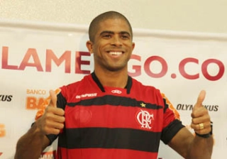 Aos 29 anos, jogador assinou até o fim de 2013
