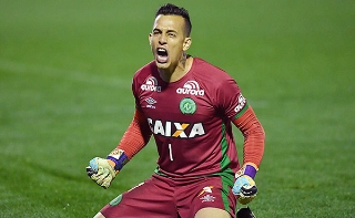 Ex-goleiro da Chapecoense e do Londrina comentou a boa fase e o apelido "Paredão de Barbatanas"