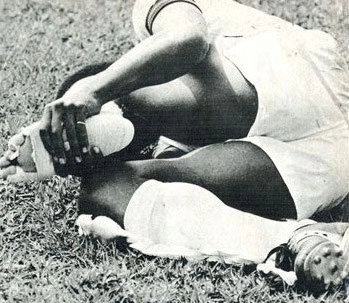 Imagem mostra Enéas, em 1968, deitado no chão, após sofrer um estiramento nos ligamentos do tornozelo esquerdo, a pior lesão de sua carreira. Foto: Manchete Esportiva