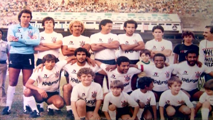 Jogo disputado no Estádio Brinco de Ouro, em Campinas, diante do Guarani e válido pelo campeonato paulista. O Timão venceu por 2 a 0, gols de Dunga e Paulo César. Em pé: Solito, Dunga, Biro-Biro, Paulo César, Adilson e João Paulo. Agachados: Ismael, Juninho, Wágner Basílio, Wladimir e Mauro. No canto direito da foto, o sorridente e bigodudo Márcio Bernardes. E o loirinho, à frente de Wladimir, é claro, é Mauro Beting. Foto enviada pelo jogador Ismael 