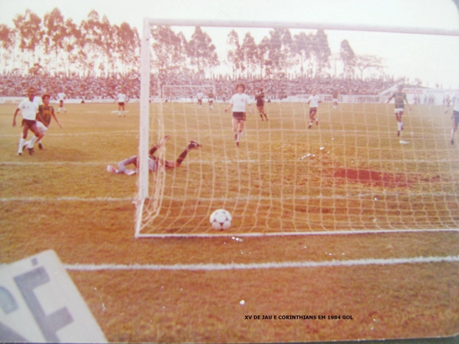 Jogo disputado no Estádio Zezinho Magalhães, em Jaú, em 12 de agosto de 1984. O jogo terminou 1 a 1 (Wilson Mano, que jogava pelo XV fez contra) e Zé Carlos marcou o outro gol. Na foto, da esquerda para a direita: Wladimir e Zé Carlos, fazendo o gol no goleiro Solito. Os outros dois corintianos são Edson e Biro-Biro. O árbitro é João Leopoldo Ayeta. Fonte para as informações: Almanaque do Timão, de Celso Unzelte