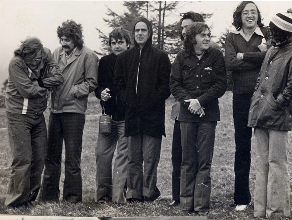 Jornalistas brasileiros em 1974, na Floresta Negra, cobrindo treino da sele&ccedil;&atilde;o brasileira em dia muito frio. Fl&aacute;vio Adauto, S&eacute;rgio Barbalho, Vital Battaglia, fot&oacute;grafo, Belmiro Sauthier, Eloy Gertel e Altair Baffa. Foto: Fernando Santos, da Folha de S. Paulo