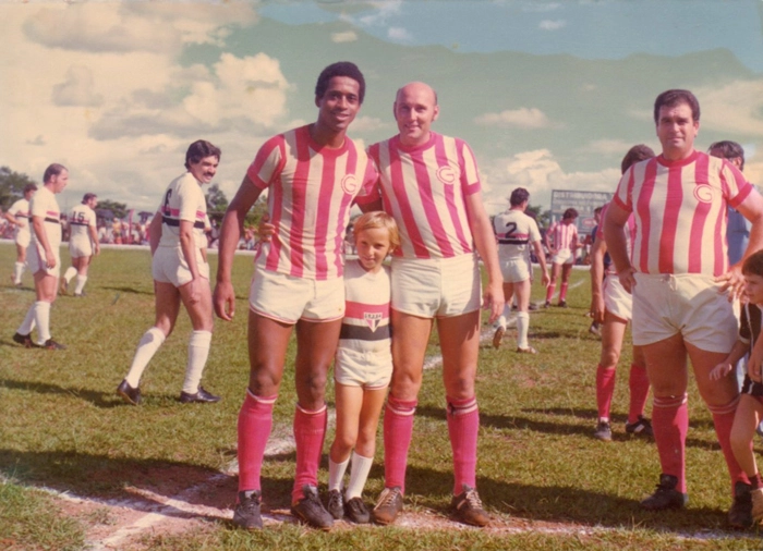Com centroavante Enéas (ex-Portuguesa), o filho de Dino Sani, Marcos Rogério ao centro (com a camisa do São Paulo) e Dino Sani. Foto: Arquivo pessoal Lourenço Barriviera