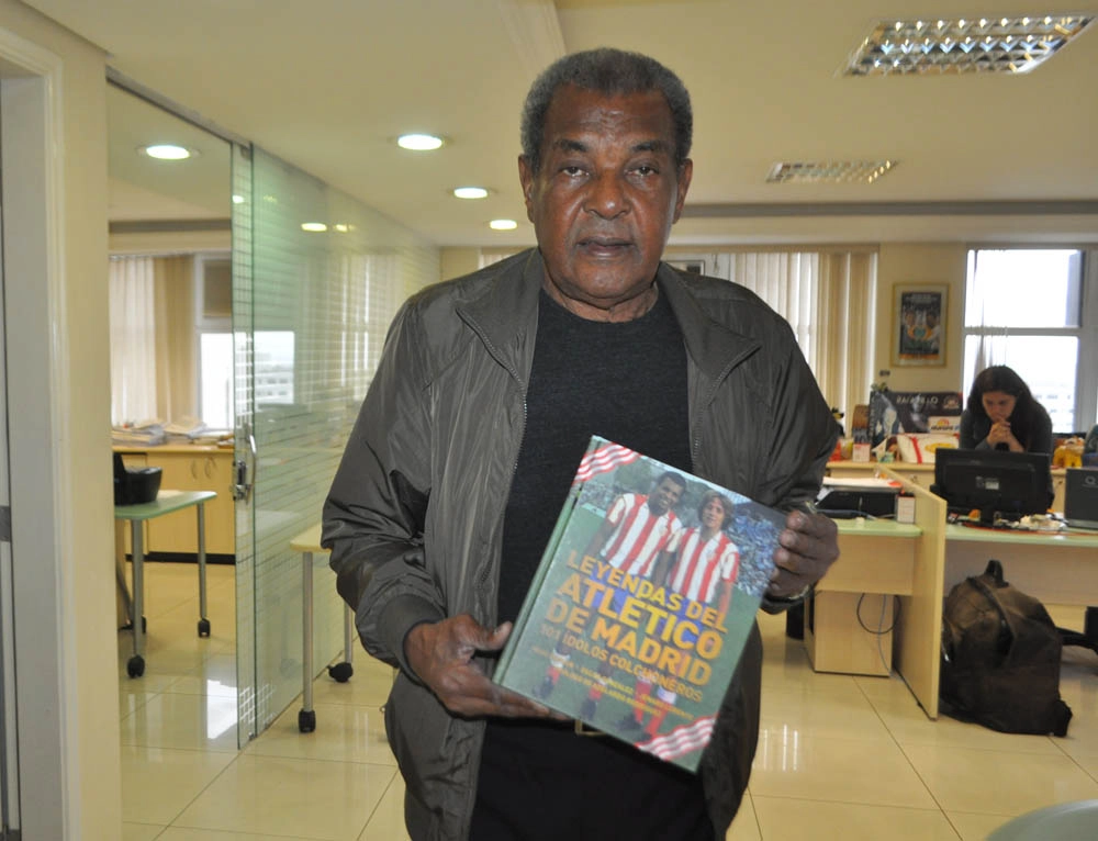 Com o livro `Leyendas do Atletico de Madri´, que levou a Milton Neves na redação do Portal Terceiro Tempo em 14 de junho de 2018. Ele e Leivinha estão na capa e no conteúdo da obra. Foto: Marcos Júnior Micheletti/Portal TT