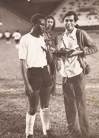 Entrevistando Wladimir, novinho com a camisa do Corinthians. Entre os dois, está J.Hawilla, à época repórter de campo, hoje dono da Traffic, principal empresa de marketing esportivo do Brasil. Foto: arquivo pessoal de Benedito Marcantonio