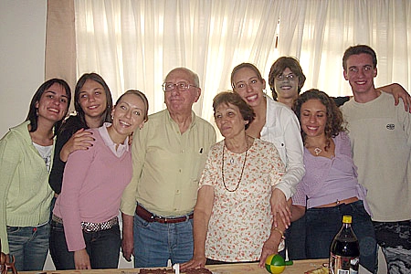 Alfredo e sua esposa ao lado de seus netos, suas maiores paixões.
