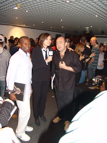 Cacá Rosset ameaça um strip-tease durante na Fnac de Pinheiros, na noite de lançamento do livro Corinthians - 100 Anos de Paixão. Wladimir, ex-lateral do Timão se diverte, ao lado da repórter do CQC, Monica Iozzi. Foto: Marcos Júnior Micheletti/Portal TT