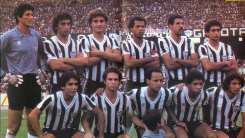 O Galo viveu uma época gloriosa entre o final da década de 1970 e o início da seguinte. Com um elenco recheado de craques, levantou o hexacampeonato mineiro entre 1978 e 1983. Esta foto mostra o time que conquistou o título de 1982. Foi tirada no dia 05 de dezembro, antes do clássico contra o Cruzeiro que decidiu a competição. O alvinegro venceu por 2 a 1 de virada diante de mais de 108 mil pessoas. Tostão abriu o placar para o Cruzeiro e Renato e Reinaldo marcaram para o Galo. Em pé estão João Leite, Nelinho, Osmar, Luisinho, Toninho Cerezo e Jorge Valença; agachados estão Catatau, Heleno, Reinaldo, Renato e Éder. A campanha até a taça teve 36 jogos. O Atlético contabilizou 23 vitórias, cinco empates e oito derrotas. Marcou 55 gols e sofreu 24