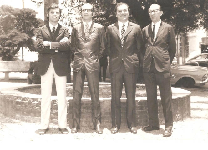 Em 1971, os quatro principais narradores da Equipe 1040 da Rádio Tupi. Da esquerda para a direita: José Carlos Cicarelli, Haroldo Fernandes (o Homem da Camisa 10), Wilson de Freitas e Alfredo Orlando. Foto: arquivo pessoal de José Carlos Cicarelli