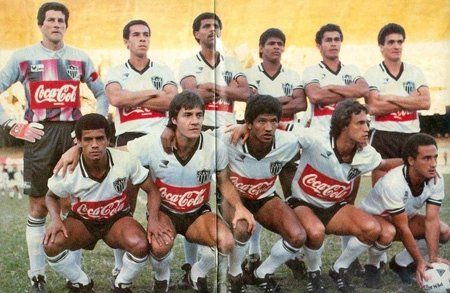 Em 1988. Em pé: João Leite, Carlão, João Pedro, Éder Lopes, Flávio e Paulo Roberto Prestes. Agachados: Sérgio Araújo, Renato Pé Murcho, Wander Luiz, Jason e Marquinho Carioca.
