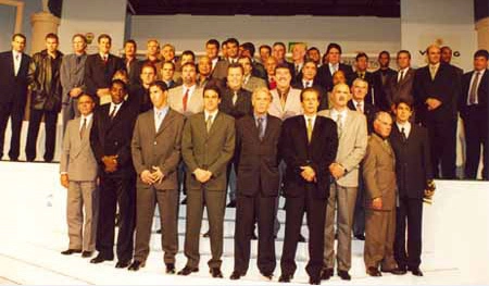 No dia 14 de maio de 2001, no troféu Melhores do Esporte, uma foto histórica. Quase 50 goleiros que passaram por grandes clubes nacionais e pela Seleção Brasileira. Da esquerda pra direita, o segundo, na fileira mais abaixo (em primeiro plano) é Jairo, ex-goleiro do Corinthians. O quinto dessa mesma fila é o também ex-goleiro do Corinthians Ado. Atrás de Ado, do lado esquerdo, está Raul Plassmann, ex-goleiro do Flamengo. Ao seu lado (esquerdo), com sua inconfundível barba, está Rodolfo Rodriguez, o inesquecível goleiro do Santos. Lá em cima, do lado esquerdo, o terceiro é Carlos (de cinza), o quarto é João Leite e o quinto é Gato Fernandez.