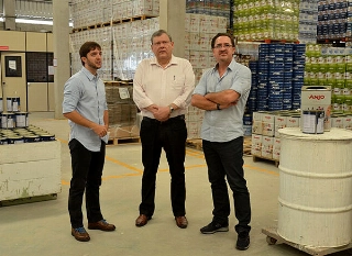 Milton (centro), com diretores da empresa catarinense. Foto: Divulgação/Anjo Tintas