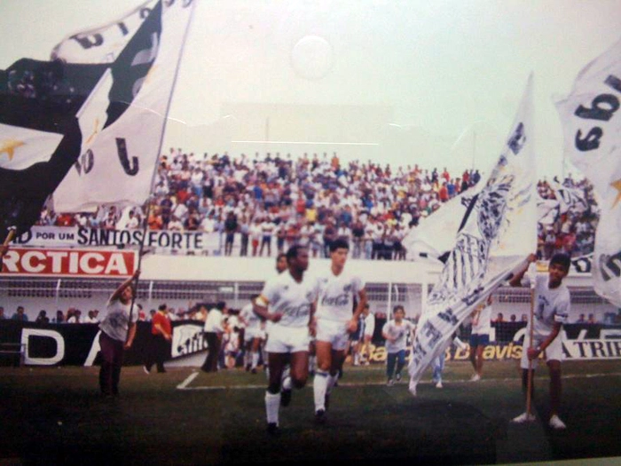 Na Vila Belmiro. em Santos, o ex-lateral Vladimir e César Ferreira entram em campo pelo Peixe