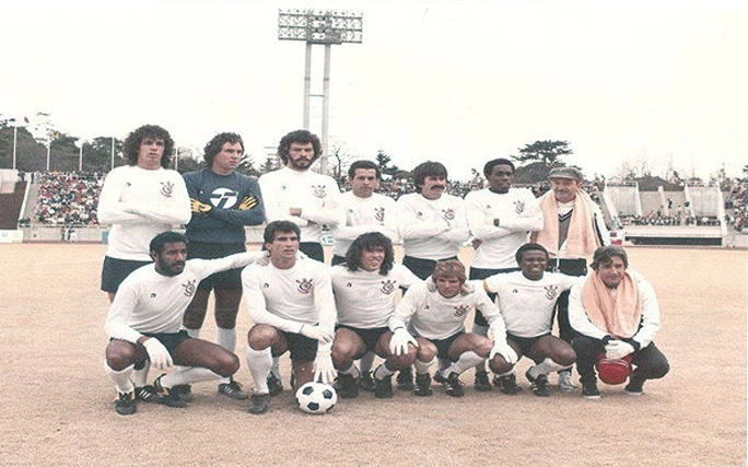 Muito frio quando o Corinthians excursionou pelo Japão, em 1983, evidenciado nas mãos de alguns jogadores, com luvas brancas. Em pé, da esquerda para a direita: Casagrande, Solito, Sócrates, Eduardo, Zenon, Ataliba e o massagista Rocco. Agachados: Mauro, Juninho, Paulinho, Ronaldo e Wladimir. Foto enviada por Gilvannewton Souza