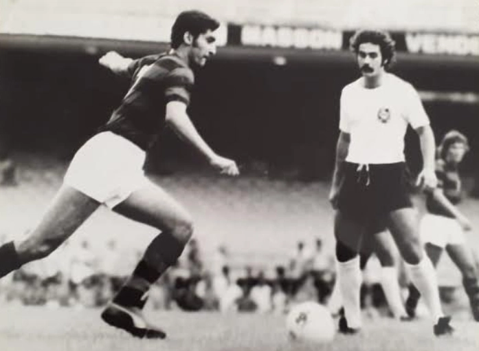 Corinthians x Flamengo, no início dos anos 70: observado por Rivellino, Rogério Hetmanek se prepara para chutar a bola