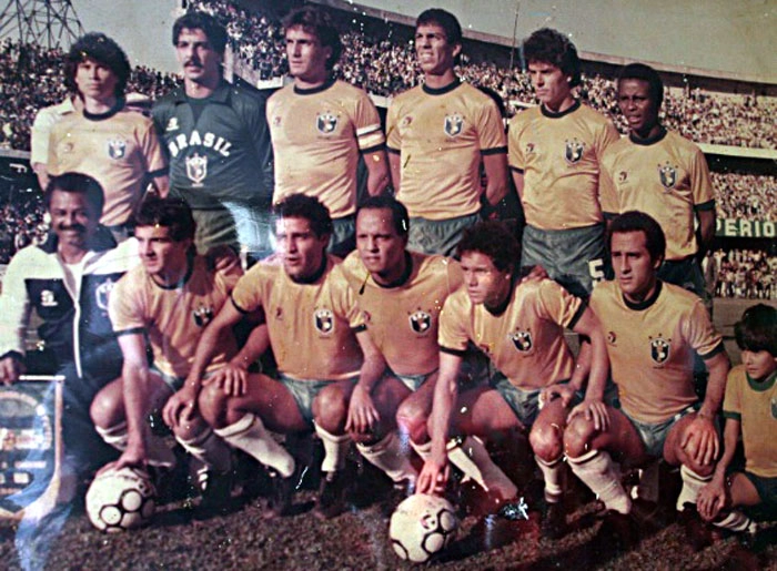 A única partida do goleiro João Marcos na Seleção Brasileira foi em 21 de junho de 1984, em Curitiba-PR, no estádio Couto Pereira, sob o comando de Edu Coimbra, o time verde e amarelo venceu o Uruguai por 1 a 0, gol de Arturzinho. Em pé: Edson Abóbrão, João Marcos, Oscar, Mozer, Jandir e Wladimir. Agachados: o massagista Nocaute Jack, Tita, Delei, Reinaldo, Arturzinho e Marquinho Carioca. Foto Arquivo pessoal João Marcos. 