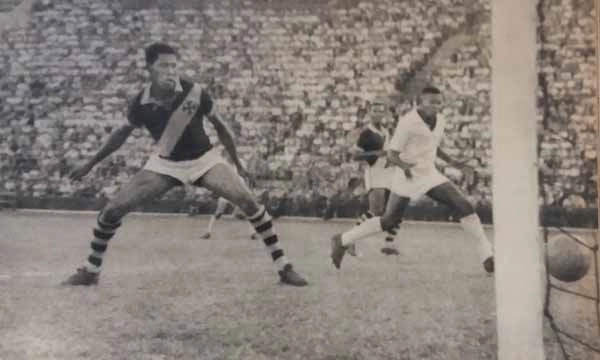 Coutinho vai marcar o terceiro gol do Santos na vitória de 3 a 0 sobre o Vasco, que valeu o título do Torneio Rio-São Paulo de 1959, a foto é da Revista Manchete Esportiva, 183