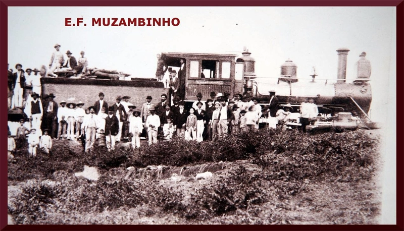 Imagem emocionante que mostra a Estação Ferroviária de Muzambinho no início do século XX. A foto foi enviada por Hugo Caramuru e o internauta Antonio Carlos Torres Torres dá mais detalhes sobre ela: “Interessante, essa mesma locomotiva aparece quando a Mogiana inaugurou o trecho Guaxupé a Guaranésia em 1912 mais ou menos. Sabiam que a Mogiana foi a continuação da Estrada de Ferro Muzambinho, pois comprou a Concessão para atingir Cássia, o qual nunca ocorreu sendo a linha desviada para Passos, onde chegou em 1924 mais ou menos