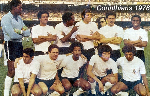 Em pé: Jairo, Luis Cláudio, Amaral, Ademir Gonçalves, Nobre e Wladimir. Agachados: Vaguinho, Palhinha, Rui Rei, Sócrates e Romeu. Reparem que o repórter atrás de Nobre, de óculos escuros, é o inesquecível Roberto Carmona. Este Corinthians empatou com o Santos por 1 a 1 na estréia de Sócrates com a camisa do Timão