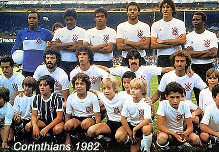 EM PÉ: Zé Maria, Wágner Basílio, Gomes, Paulinho, e Wladimir. AGACHADOS: Eduardo Amorim, Sócrates, Casagrande, Zenon e Biro-Biro