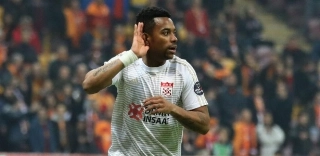 Líder do Campeonato Turco anuncia acordo para contratar Robinho