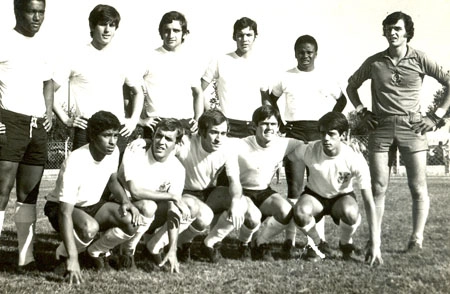 Time de juniores do Corinthians no início dos anos 70. Você sabia que Gatãozinho começou no Timão? E você já tinha visto o Wladimir tão novinho? Em pé estão Laércio, Zé Eduardo, Carlos Alberto Garcia, Nilton, Wladimir e Paulo Rogério, o goleiro. Agachados vemos Alves, Luizinho, Ojeda, Gatãozinho e Guilherme