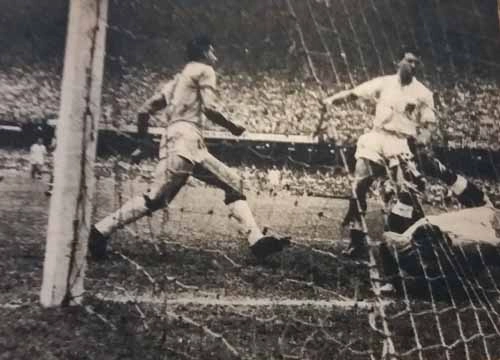 Julinho está marcado o primeiro gol na vitória de 2 a 0 contra a Inglaterra, em 13 de maio de 1959, no dia em que ele calou o Maracanã. A foto é da Revista Manchete Esportiva, 182