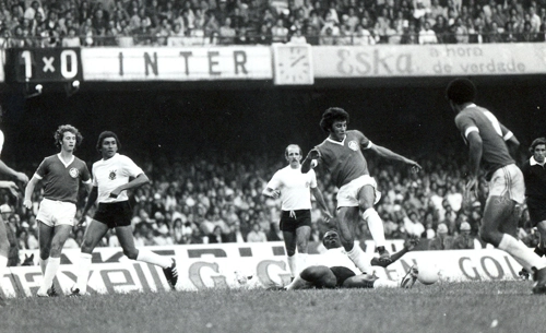 Imagem histórica da primeira participação do Corinthians em uma Taça Libertadores da América. Vemos aqui um lance do clássico entre o Timão e o Inter de Porto Alegre em jogo disputado no dia 03 de abril de 1977 no Morumbi. Naquele dia, o estádio recebeu mais de 88 mil pessoas, que acompanharam o empate em 1 a 1, com gols de Zé Maria para o Timão e Vacaria para o Colorado. Disputando a bola estão Valdomiro pelo Inter e Wladimir. Atrás de ambos está Lance. À esquerda, apenas esperando o desfecho do lance, vemos Givanildo do alvinegro e Falcão. O árbitro à direita é o uruguaio Ramón Barreto