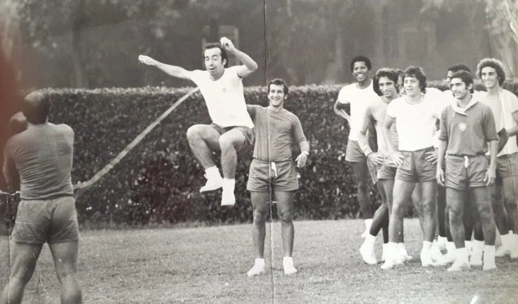 Treino da seleção brasileira no início dos anos 70. Da esquerda para a direita, veja Admildo Chirol (de costas), Tostão (pulando corda), Carlos Alberto Parreira, Dadá Maravilha, Marinho Peres, Leivinha e Rogério