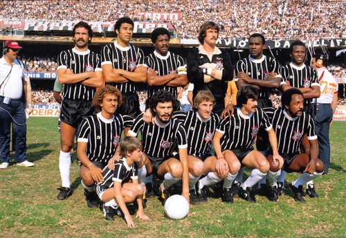 Esta foto tem um grande apelo por mostrar Paulo César Caju no Corinthians. O ex-ponta, contratado como grande esperança da Fiel, decepcionou e vestiu a camisa alvinegra em apenas quatro jogos em 1981. Aqui vemos uma delas, em 25 de outubro. O jogo foi contra o São Paulo, pelo octogonal decisivo do Paulistão daquele ano. Com gols de Serginho e Éverton, o Tricolor venceu por 2 a 0 no Morumbi. Em pé vemos Rondinelli, Gomes, Zé Maria, Rafael, Caçapava e Wladimir; agachados estão Biro-Biro, Sócrates, Mário, Zenon e Paulo César Caju