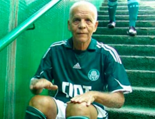 O craque, na escadaria de acesso ao gramado do antigo Palestra Itália. Foto: Marcos Júnior Micheletti/Portal Terceiro Tempo