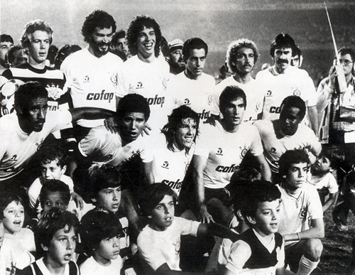 Vejam o Corinthians campeão paulista de 1983. O título veio em uma quarta-feira à noite, dia 14 de dezembro, após empate em 1 a 1 com o São Paulo. Mais de 88 mil pessoas estiveram no Morumbi. Sócrates marcou para o Timão e Marcão empatou para o tricolor. Em pé estão Leão, Sócrates, Casagrande, Eduardo, Biro-Biro e Zenon; agachados vemos Mauro, Alfinete, Paulinho, Juninho e Wladimir