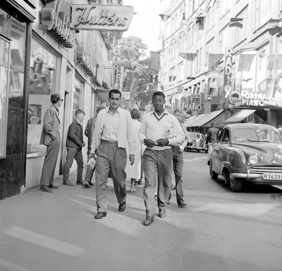 Zito e o então menino Pelé, em 1958, na Suécia, durante a Copa, passeando por rua comercial. À direita, um belo Saab. Foto: ASSOPHIS (Associação dos Pesquisadores e Historiadores do Santos F.C)