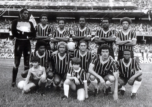 Corinthians campeão paulista de 1979, título decidido contra a Ponte Preta apenas no início de 1980. Esta foto foi tirada no dia 10 de fevereiro de 1980 quando o Timão bateu a macaca por 2 a 0, com gols de Sócrates e Palhinha. Foi o terceiro jogo decisivo entre as duas equipes. Em pé estão Jairo, Mauro, Luis Cláudio, Amaral, Caçapava e Romeu; agachados vemos Píter, Biro-Biro, Palhinha, Sócrates e Wladimir