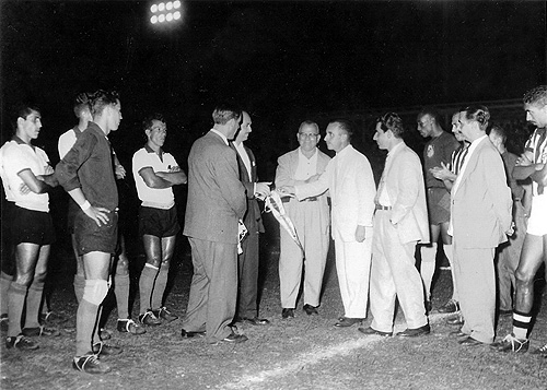 O dirigente santista Reynaldo Ardito cumprimenta e homenageia um cartola gaúcho, em meados dos anos 50, em amistoso entre Renner (RS) e Santos, em comemoração ao título estadual de 1954 do time gaúcho, único da história do Renner. O goleiro à esquerda é o 