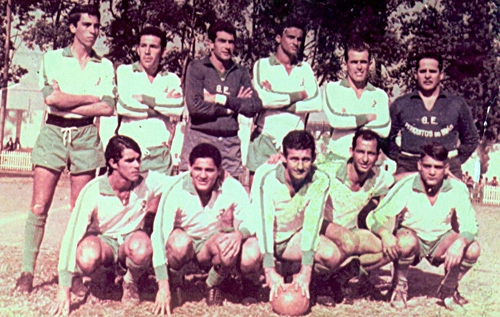 A foto é incrível e inédita: o ex-goleiro Valdir Joaquim de Moraes atuando como quarto-zagueiro do Periquitos do Brás. Em pé: jogador não identificado, Valdir de Moraes, Félix, Tarciso (ex-Palmeiras), Vilela (ex-Lusa) e Abel (primo de Odilon Cardoso, o Cardosinho da várzea de São Paulo). Agachados: Odair, Gildo (ex-Palmeiras), Miranda (o Boca ? ex-Corinthians) e dois jogadores não identificados.