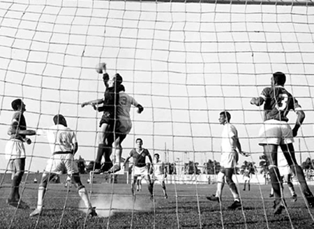 Lance de gol na partida entre Palmeiras e América de Rio Preto disputada no dia 29 de agosto de 1965, quando por sinal Tubá machucou o joelho e nunca mais foi o mesmo. Vejam Ambrósio (camisa 3 do Mecão) e o ex-goleiro Valdir Joaquim de Moraes disputando uma jogada aérea. Na foto também aparecem, a partir da esquerda, Ferrari, Cuca (camisa 10), Dudu, Milton, Tubá (de joelheira) e Djalma Dias (camisa 3 do Palmeiras). Naquela ocasião, o Verdão venceu o jogo, válido pelo Campeonato Paulista, por 1 a 0