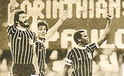 Final do Campeonato Paulista de 1982. O Corinthians vence o São Paulo por 3 a 1 e comemora o título. Da esquerda para a direita vemos Sócrates, Casagrande e Wladimir