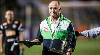 Homenageado por seus 400 jogos comandando a equipe do Palmeiras, em 2012. Foto: Divulgação